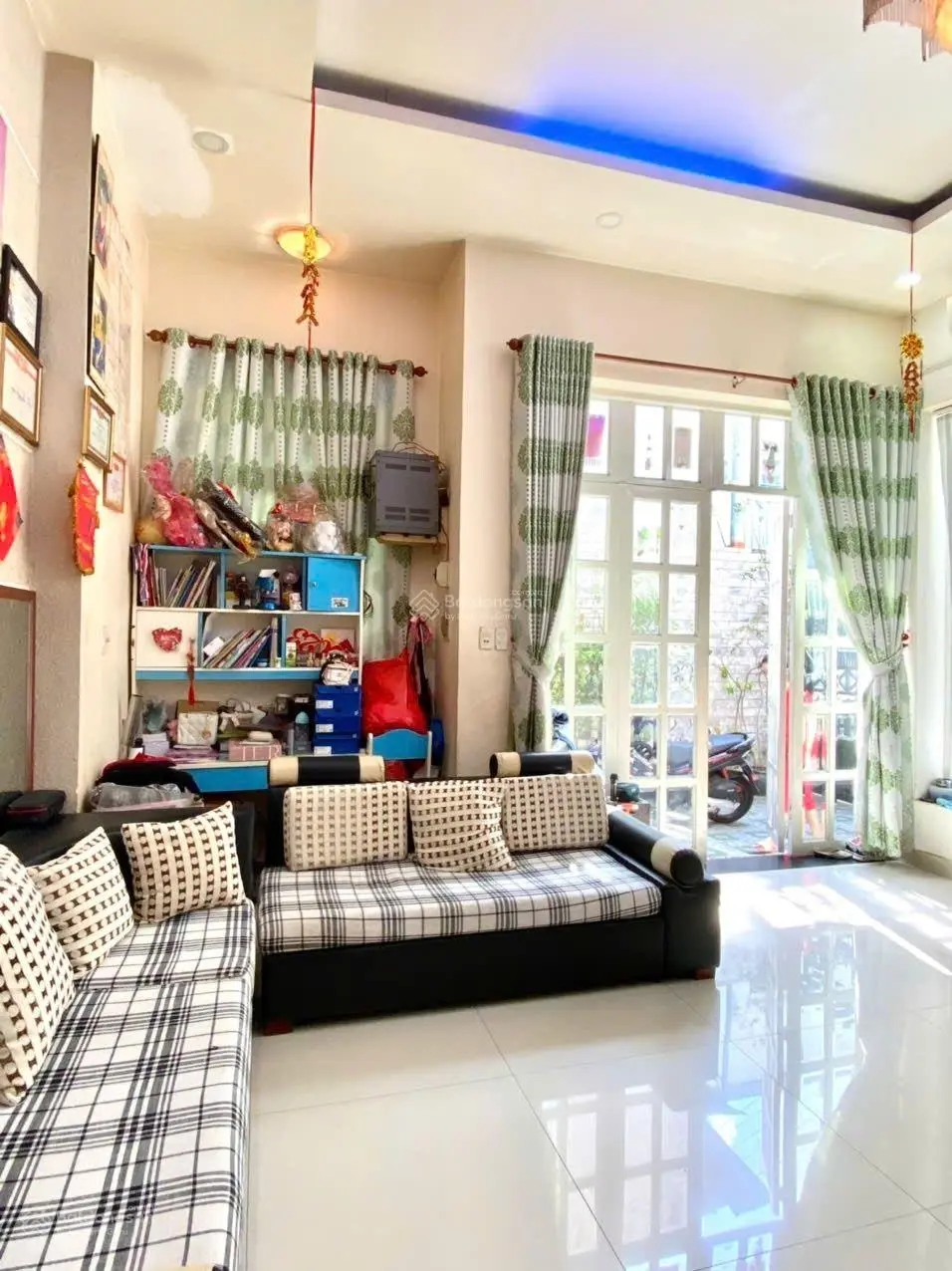 Nguyễn Súy, Tân Quý , gần chợ Tân Hương, hẻm xe Hơi vào nhà, Villa : 3 tầng, 112 m2, DT : 7x15.5m,