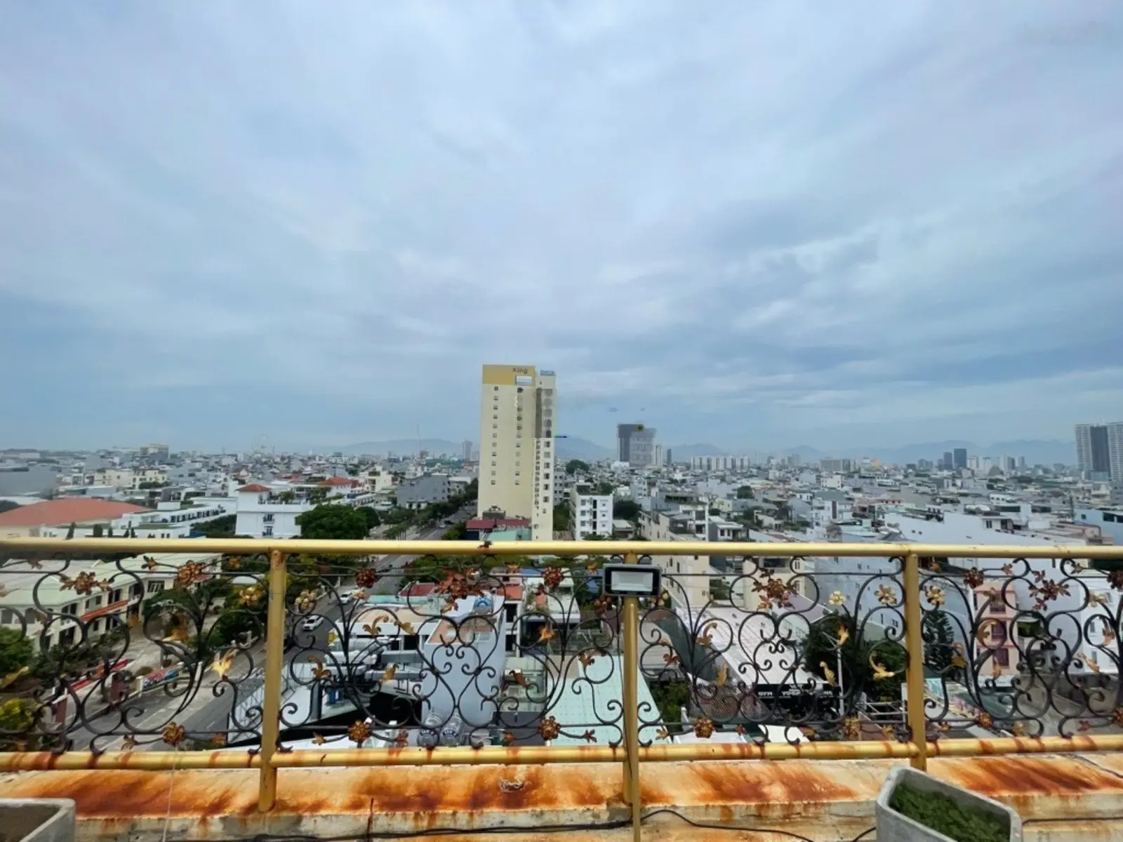 Bán tòa khách sạn mặt tiền Nguyễn Văn Thoại, DT 239m2, gồm 8 tầng nhìn ra biển Mỹ Khê, giá 65 tỷ TL