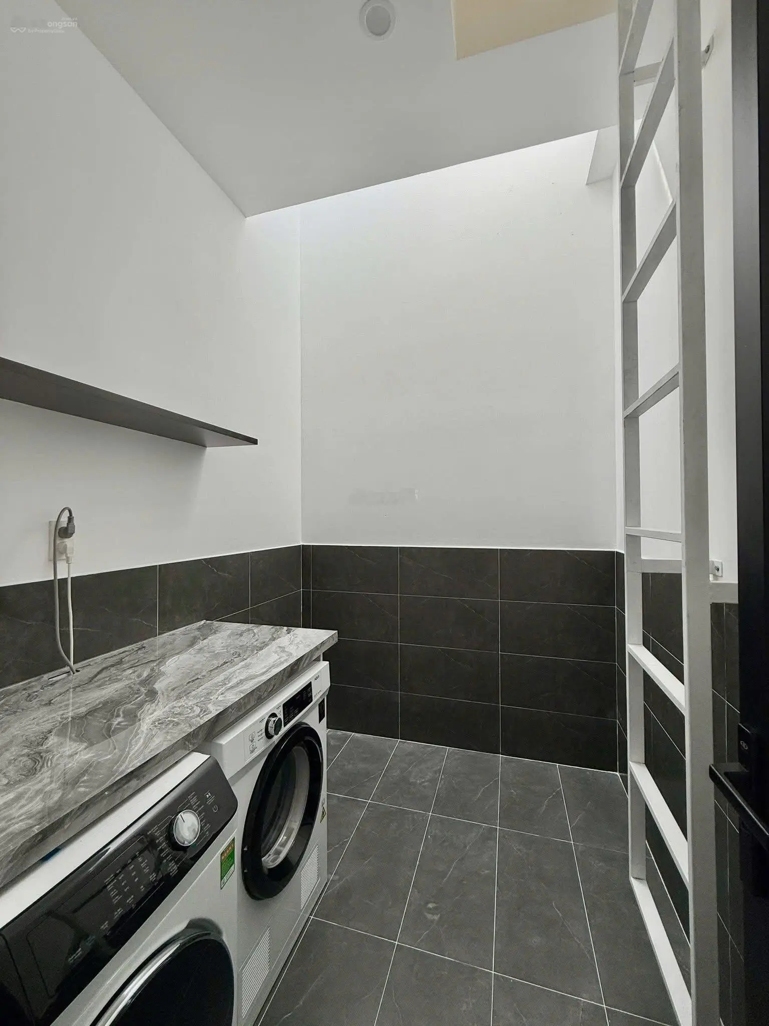 Cần bán gấp nhà đường Cư Xá Lữ Gia, Quận 11, DT 52M2, Giá 2,6 tỷ SHR, đang cho thuê 19tr/ tháng