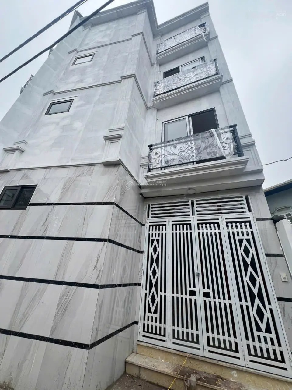 Nhà 4 tầng ô tô đỗ cửa giá rẻ tại Phụng Châu