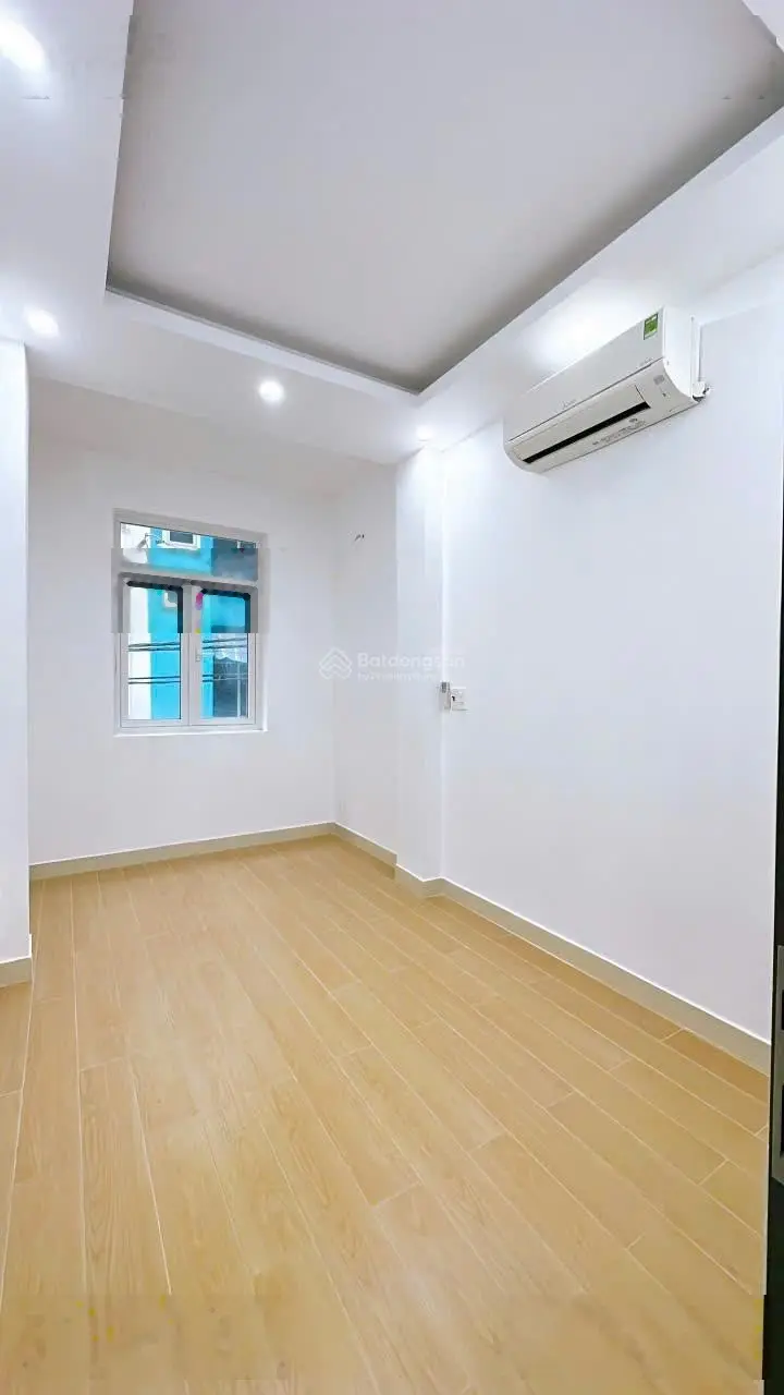 Bán nhà 2 phòng ngủ mặt tiền đường xe hơi quận 4