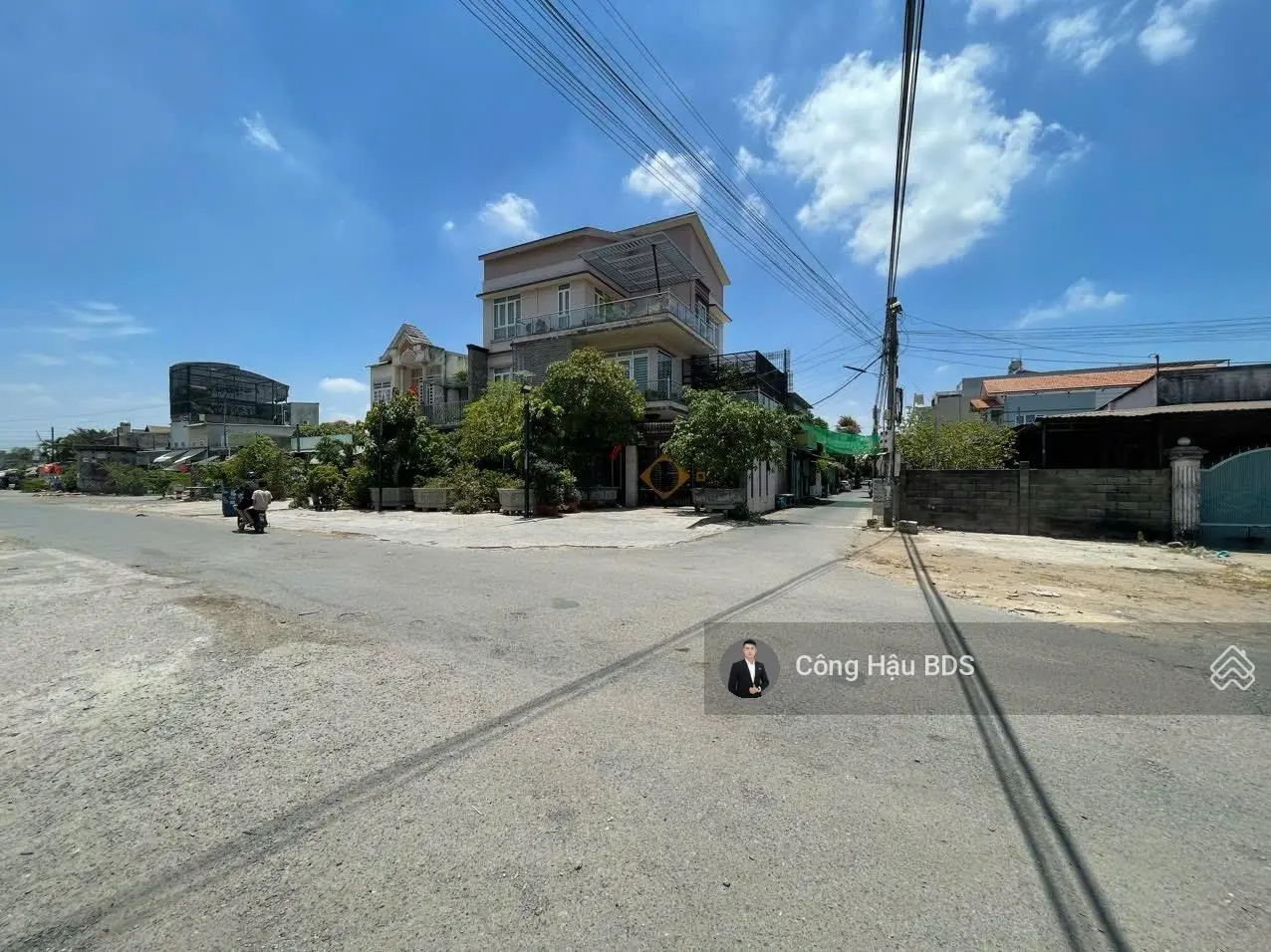 Nhà Lầu Trệt- Sổ Hoàn Công. DT: 106M2. (4x 26.5M). Đường nhựa 5M Thông. Cách QL 1K chỉ 100M.