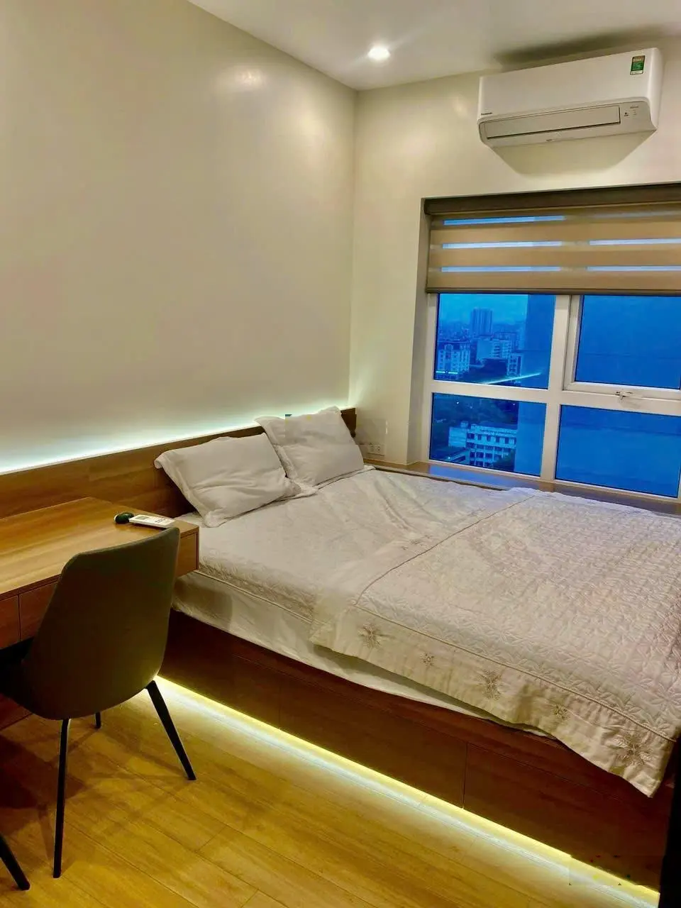 Bán nhanh 3n2vs tầng trung ban công Đông Nam tại 173 Xuân Thủy,dt 110m2, full đồ đẹp LH: 0906 241 ***