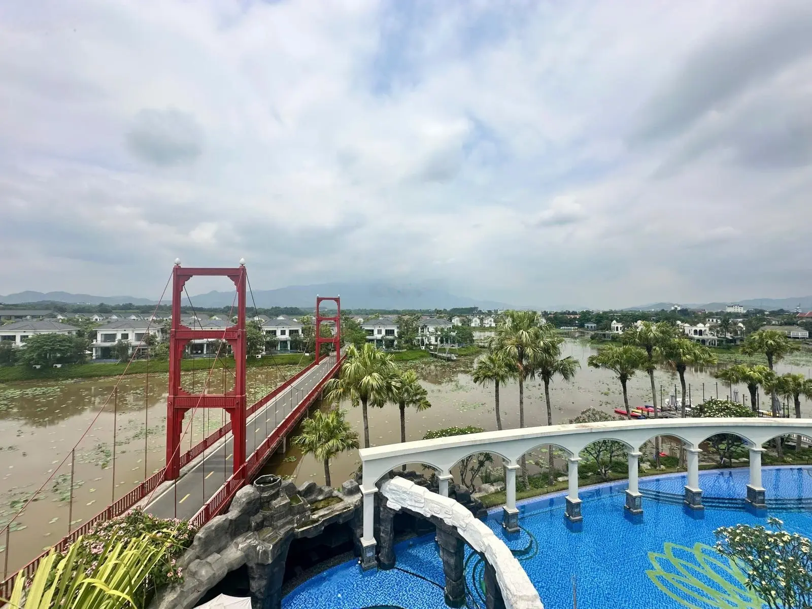 Bán Biệt thự Vườn vua Resort - Sẵn sổ - Oto đỗ cửa - khai thác dòng tiền 100tr/tháng