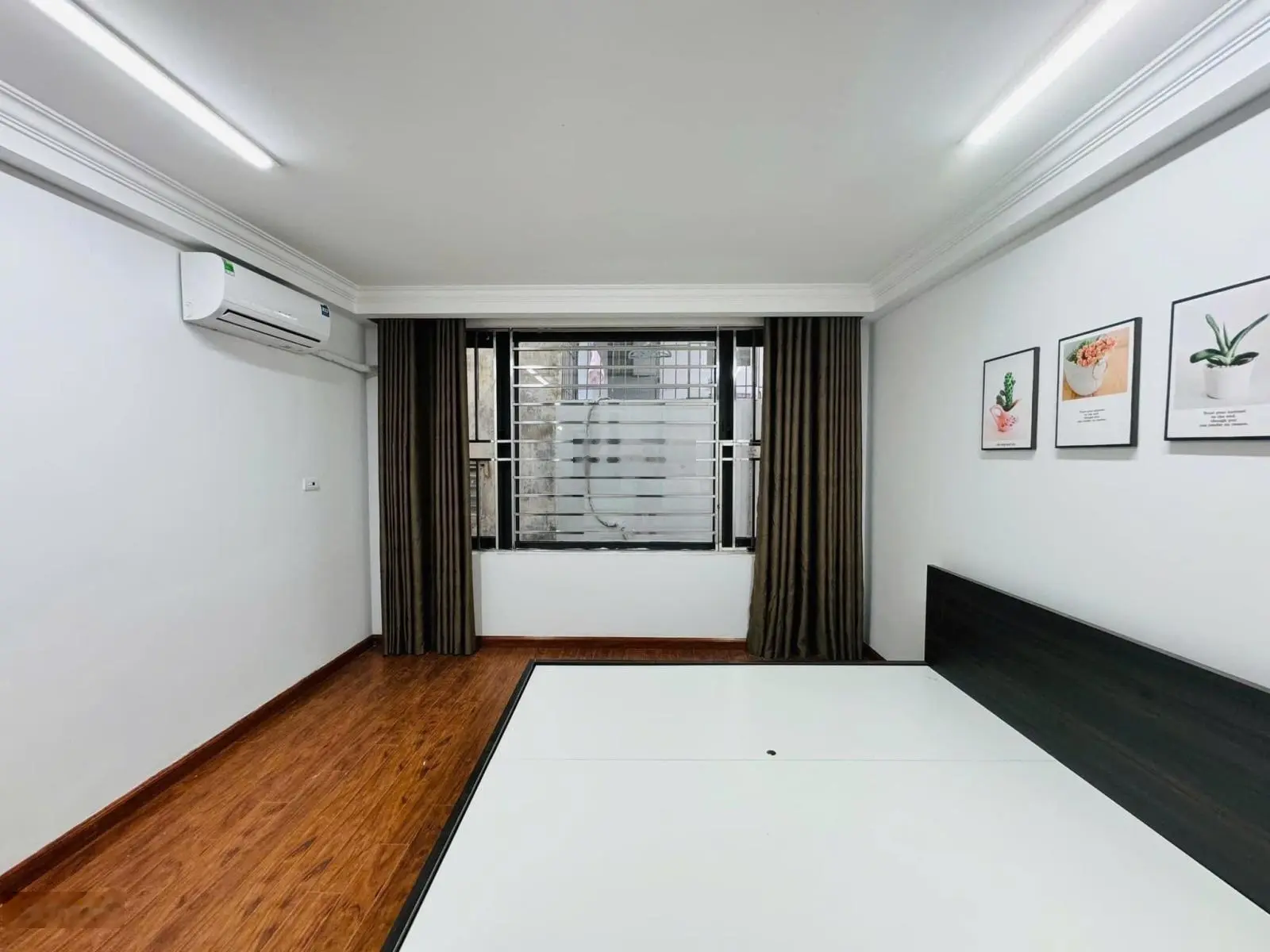 Cần bán căn hộ dịch vụ! Nhà mới dân xây, ngõ ô tô tránh, DT 44m2