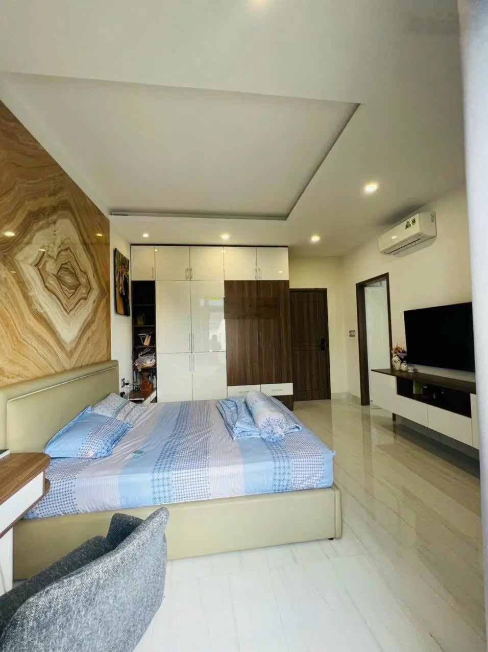 Bán Nhà Phố Liền Kề Tại Bưng Ông Thoàn, 13,868 tỷ, 94m2, 3 Tầng BTCT gồm 4PN, 4WC, pháp lý đầy đủ.