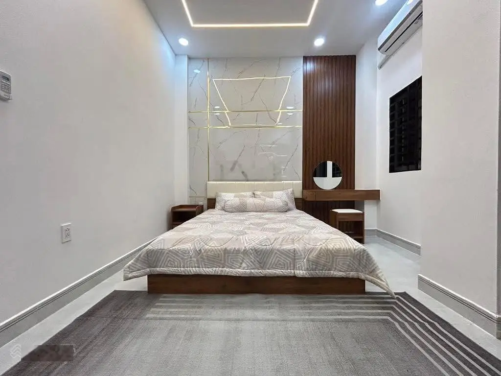 Nhà ngộp 3 tầng 4 phòng ngủ giá chỉ 5.28 tỷ ngay MT Dân Chủ, Quận 9, gần Vincom Thủ Đức, Sổ sẵn
