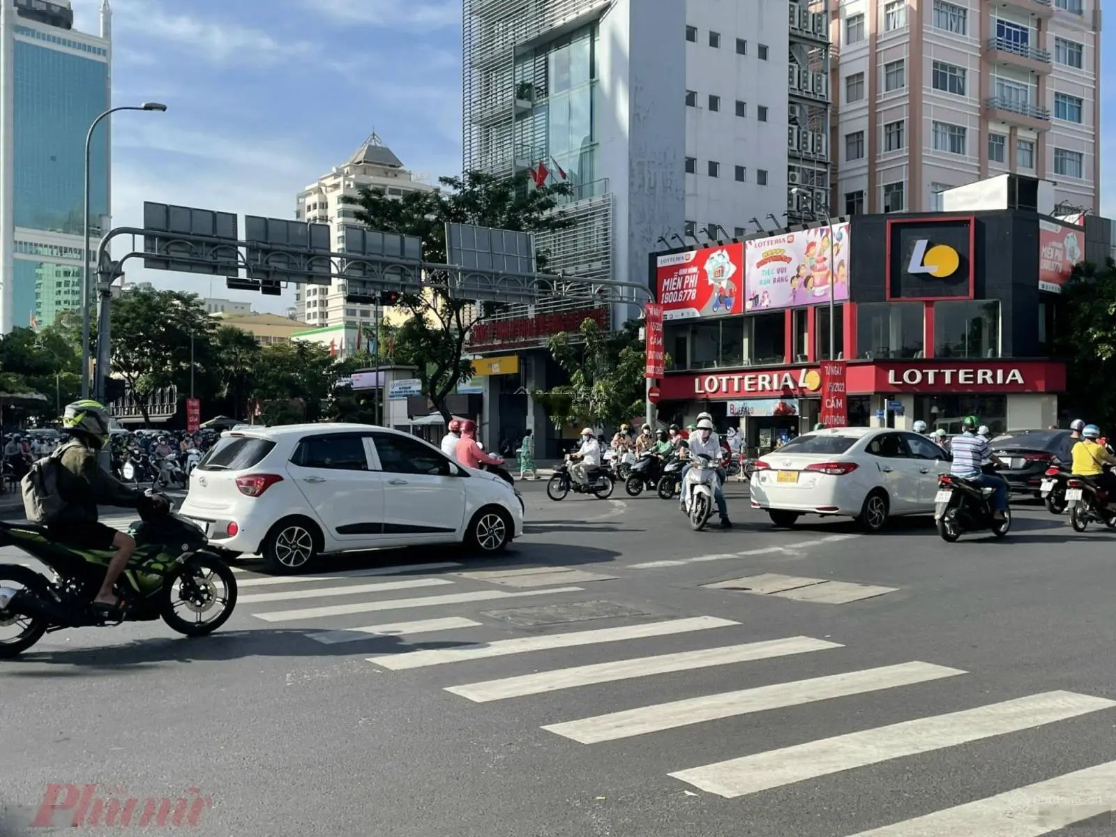 Giá rẻ mặt tiền Đinh Tiên Hoàng, Quận 1. DT (5x20m) 1 trệt 3 lầu st. HĐT 70tr/tháng. Giá 26.9 tỷ TL