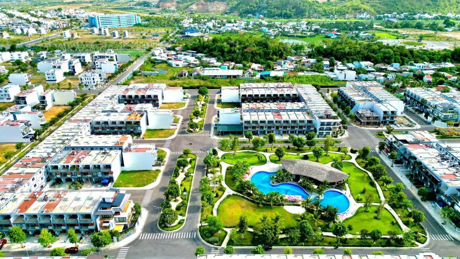 Nhà thô gói 8 mỹ gia đường thông 18met gần hồ bơi (gđ1) gía tốt chỉ 4,5 tỷ / lh 0931 800 ***