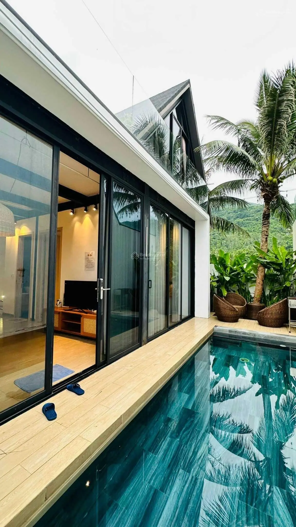 Ngôi nhà nổi tiếng: có suối chảy cạnh nhà, gần biển, dưới chân báo đảo Sơn Trà nhưngchỉ nửa triệu $