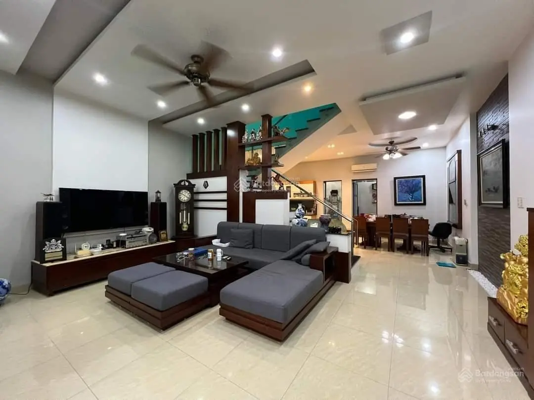 Bán nhà rộng 100m2 có sân cổng ngõ đường Lương Khánh Thiện cực đẹp giá hợp lý. LH 0936 577 ***