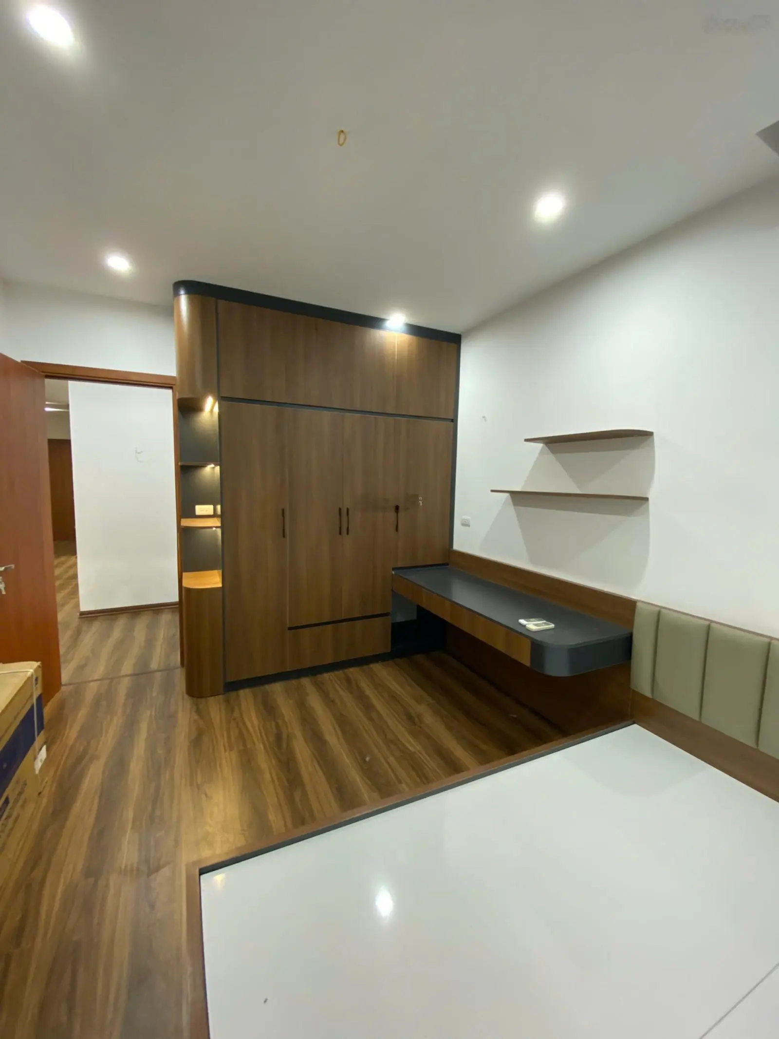 Gia đình tôi cần bán nhanh căn hộ 3 ngủ rộng rãi, tầng trung, căn góc 2 mặt thoáng, bc thoáng mát.