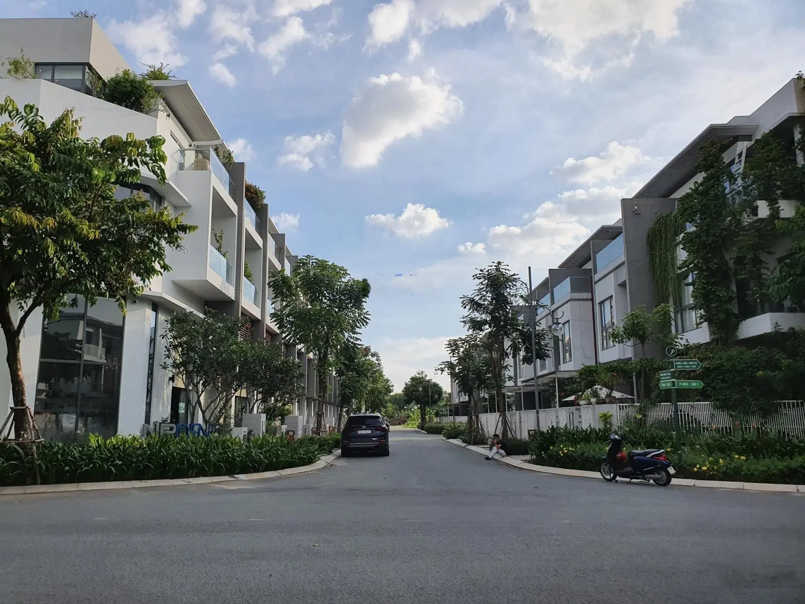 Bán nhà Phố Đông Village, DT 6x20m, trệt + 2 lầu, sổ hồng, nhà hoàn thiện mới đẹp, giá tốt