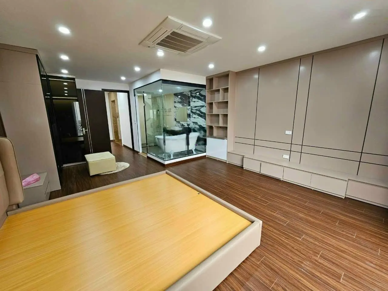 Bán nhà riêng tại Phố Chùa Láng, 18 tỷ, 60m2, nhà 5 tầng đẹp, nhiều tiện ích