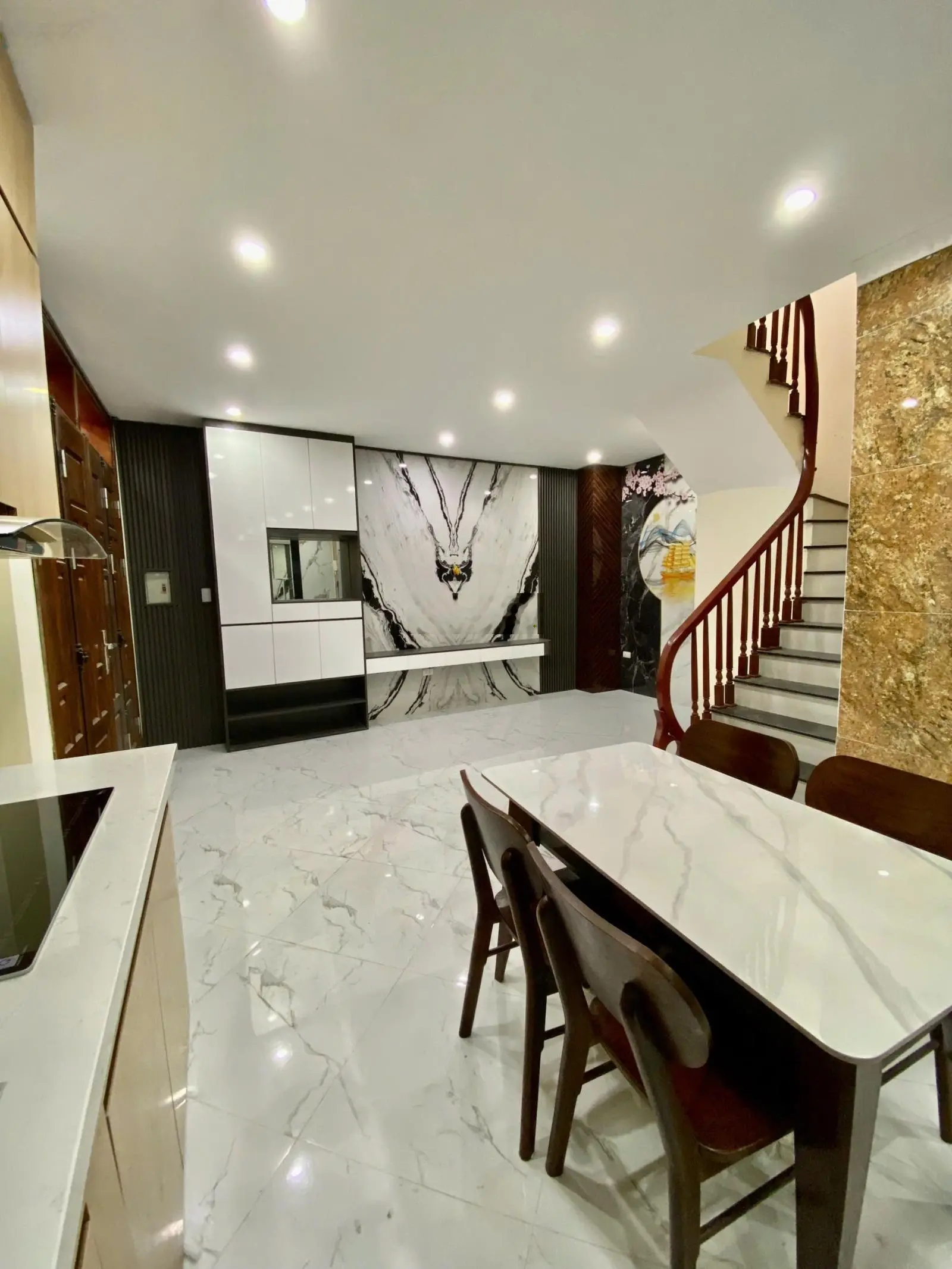 Bán nhà đẹp cầu thang máy full nội thất bồ đề long biên hà nội