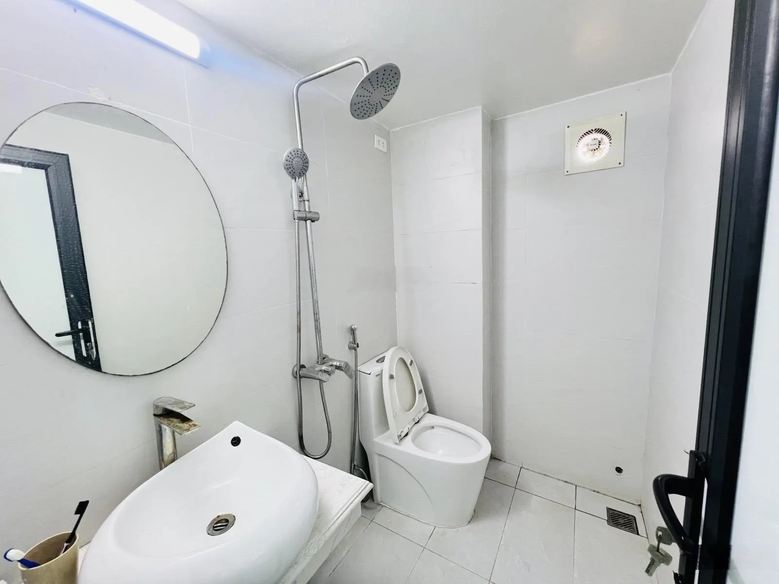 Nhà dân xây 3 thoáng - mặt phố - oto tránh dừng đỗ vào nhà - kinh doanh sầm uất - hiếm có