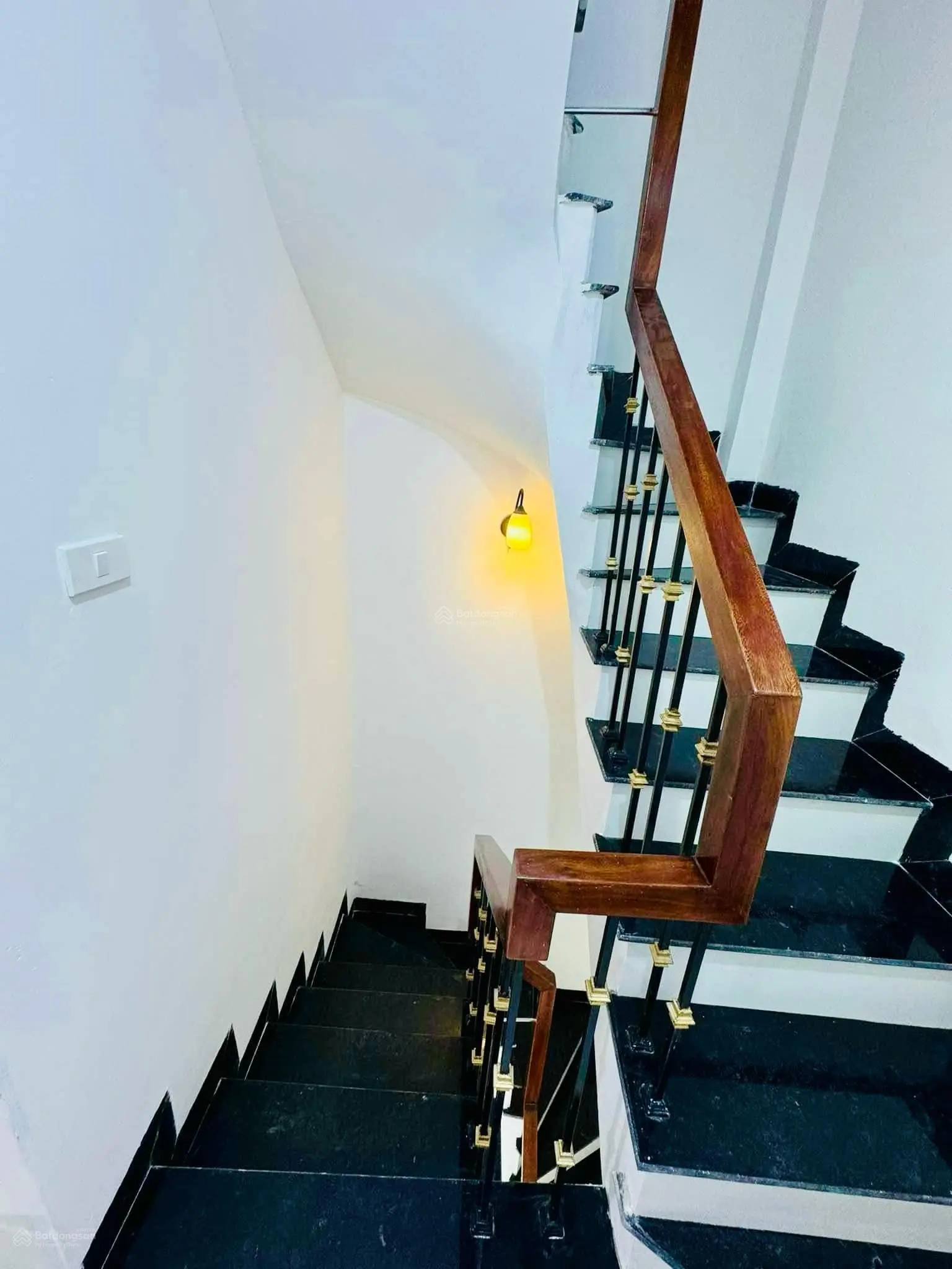 Bán Nhà 310Nghi Tàm 35m2, 5Tầng Thang Máy Nở Hậu Giá 7,3 Tỷ Đg ÔTô Đỗ Cửa