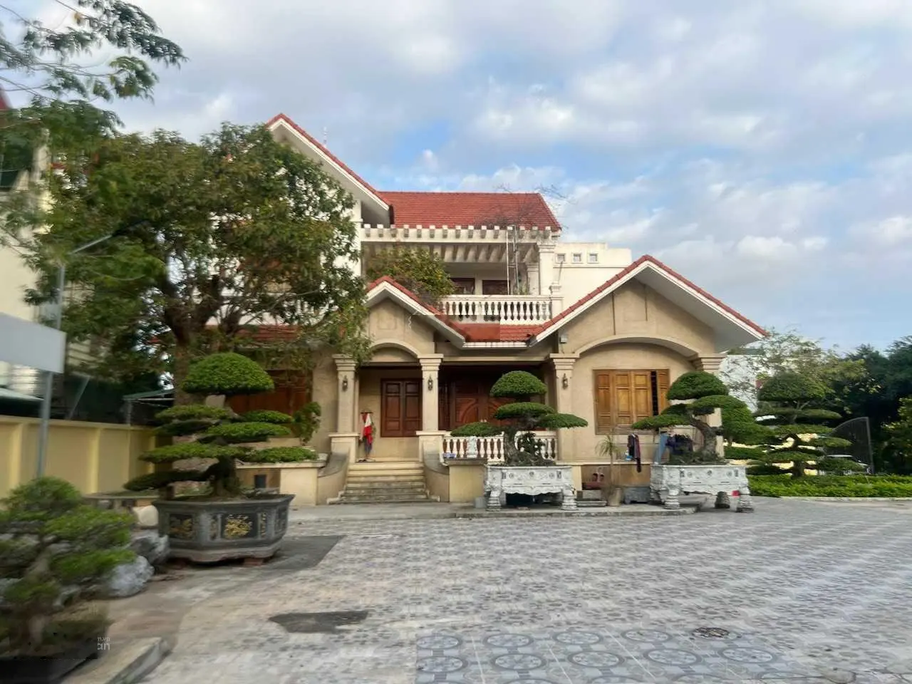 Bán mảnh đất sẵn biệt thự đang cho thuê 20tr/ tháng. Hơn 1000m2 giá 34 tỷ. TP. Ninh Bình sẵn sổ đỏ