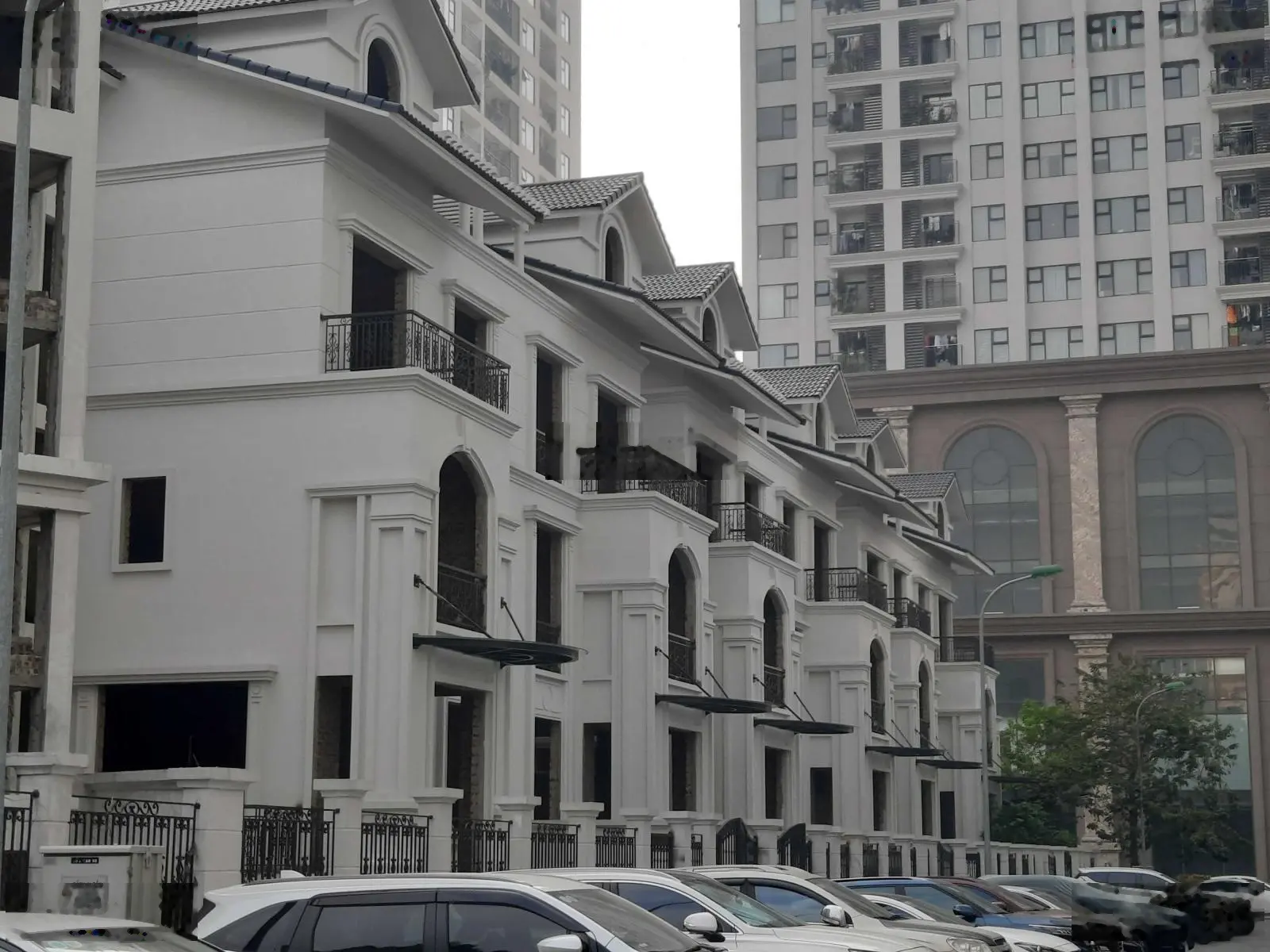 Bán rất gấp biệt thự lô góc Võ Chí Công, Tây Hồ: 235m2, 4.5 tầng + hầm. 49 tỷ TLsiêu rẻ