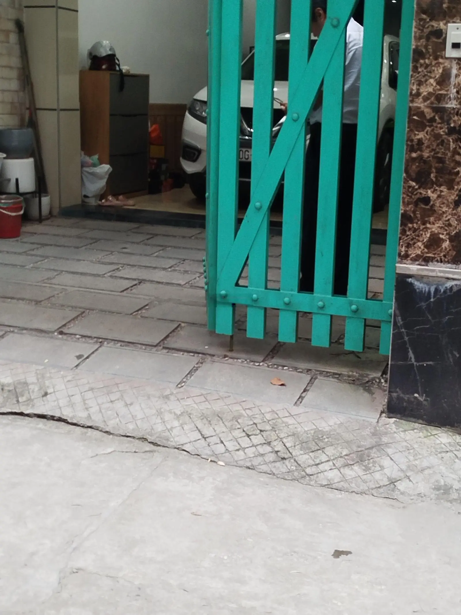 Bán nhà đội cấn - ba đình - ôtô đỗ cửa - ngõ nông rộng 4m - 70m - 3tầng - mt 3,8m - giá 16,5 tỷ.