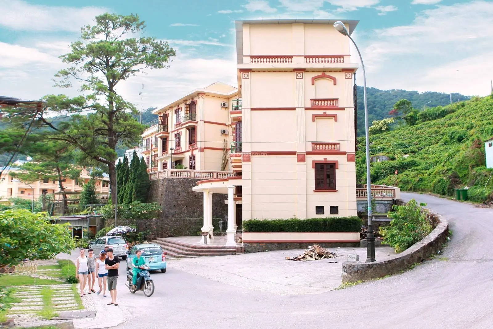 Bán khách sạn lô góc 3 mặt tiền, 1250m2, trung tâm TT Tam Đảo, giá 106tr/m2, LH 0867.313.919