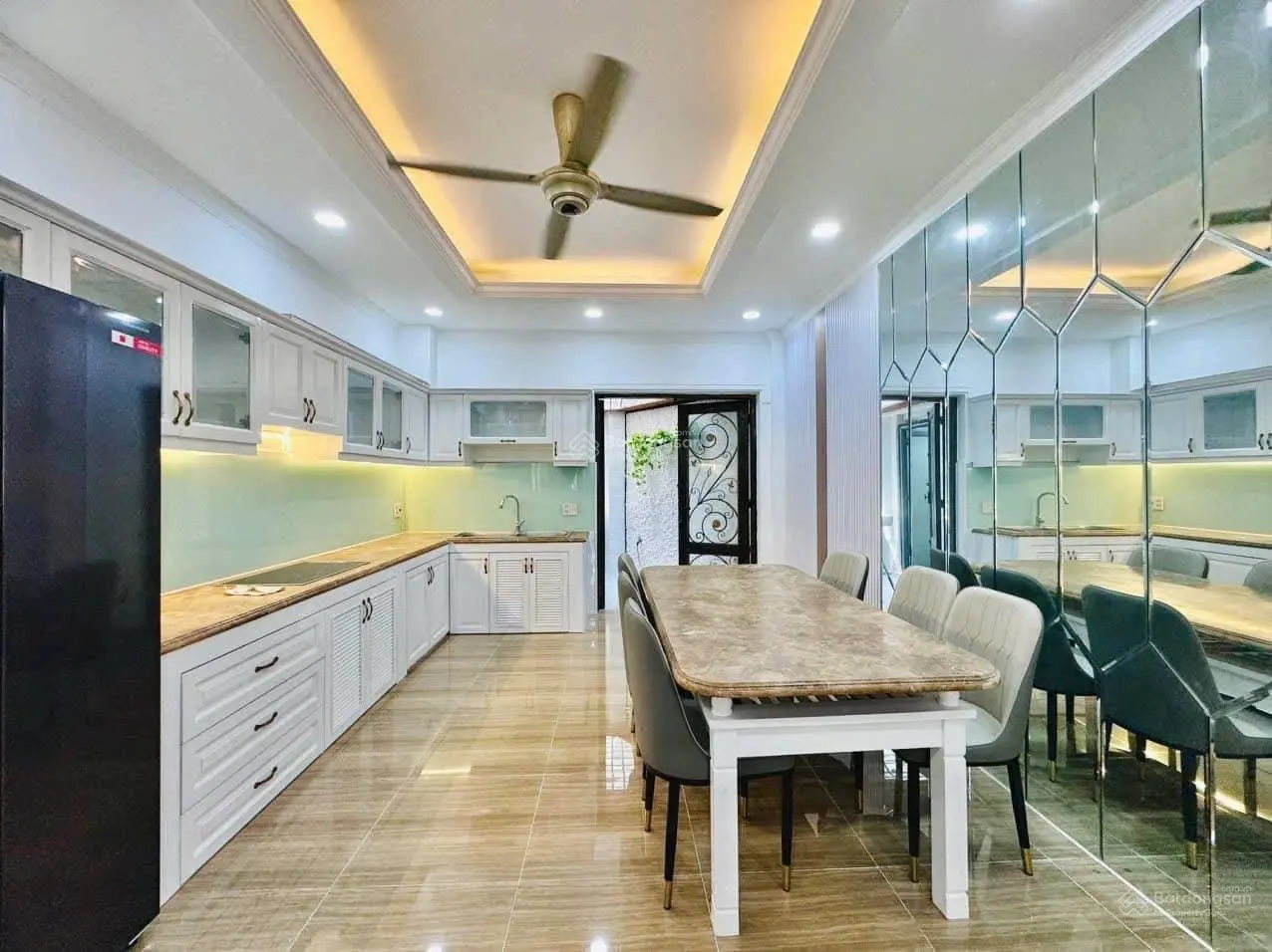 Bán gấp nhà đường số Khánh Hội. Phường 6. Quận 4. Giá 3 tỷ 990. Bớt lộc. Sổ riêng. Gọi 0904 430 ***