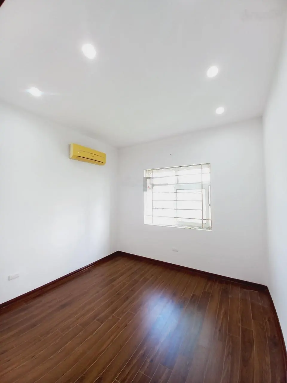 Bán căn hộ chung cư Nơ 1A Linh Đàm sổ đỏ 81m2 có 3 phòng ngủ, ban công view hồ