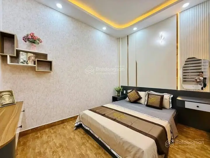 Lô góc phố Chùa Láng, mặt ngõ nông gần phố, cách ô tô chỉ 45m, 3 gác tránh, dt 40m2* 5 tầng