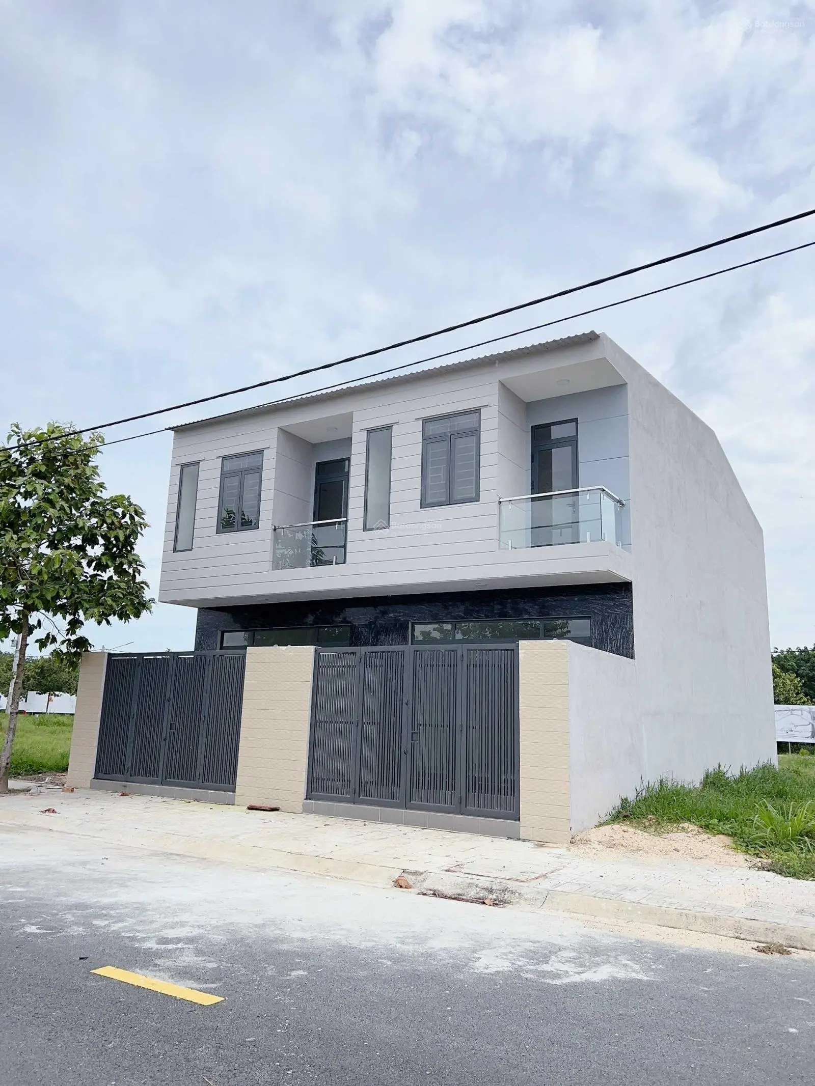 Cần tiền trả nợ - chủ bán gấp lô đất 90m2 cặp sát Trung tâm Bến Cát - Bình Dương.