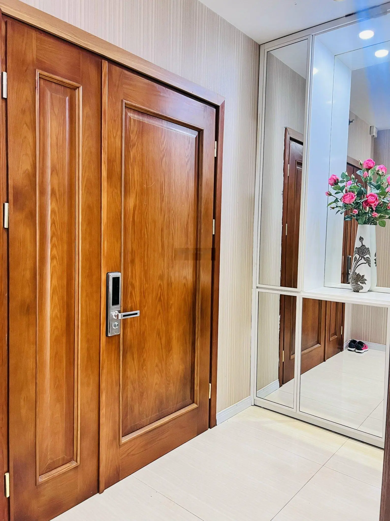 Tôi chính chủ bán căn 2pn, 2wc, dt 100m2. Full đồ nhà đẹp. Giá 5tỷ5 chuẩn không đăng ảo. Tầng 16