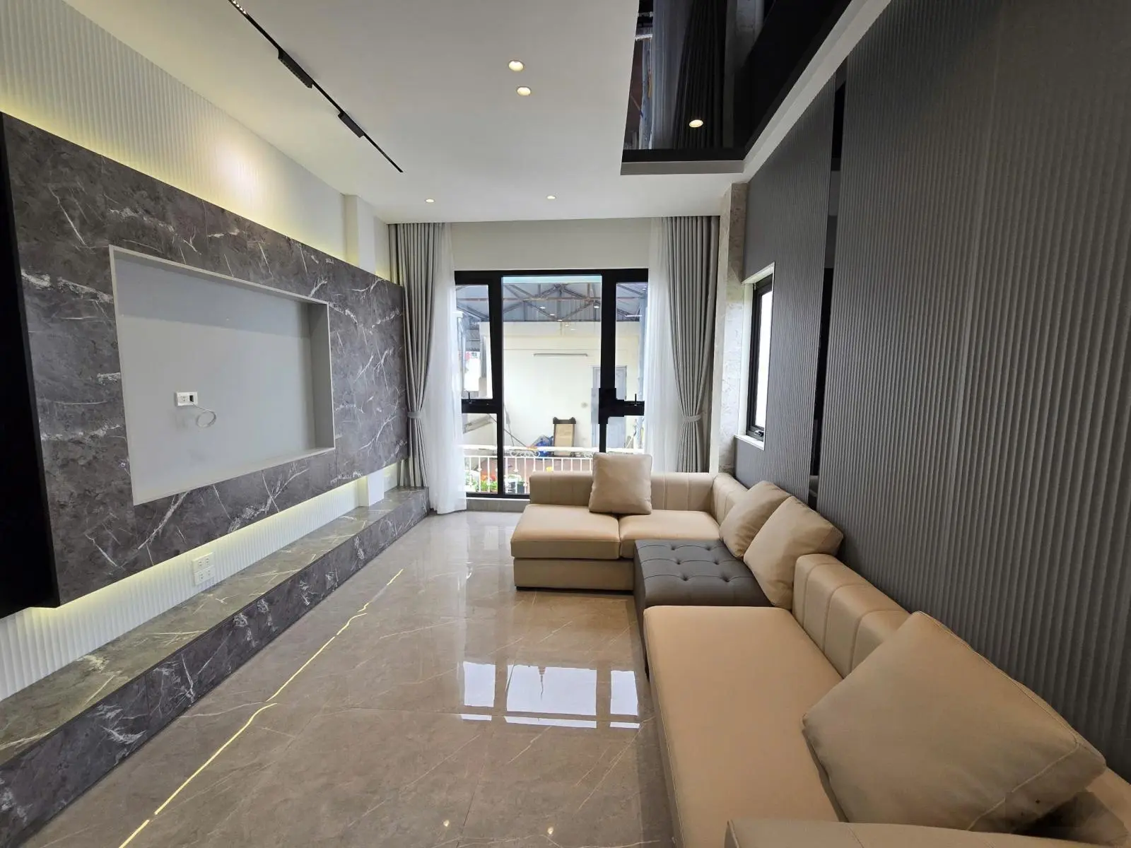 Nhà 12 tỷ gần cầu Chương Dương
