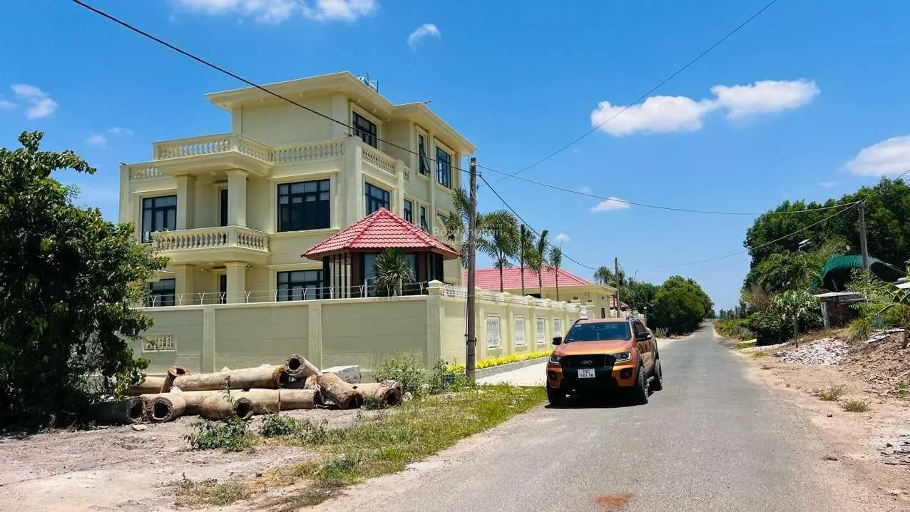 Mặt tiền Nguyễn Văn Hưng - TT Đất Đỏ - cách Tỉnh Lộ 52 100m DT 500m2 giá 2tỷ300