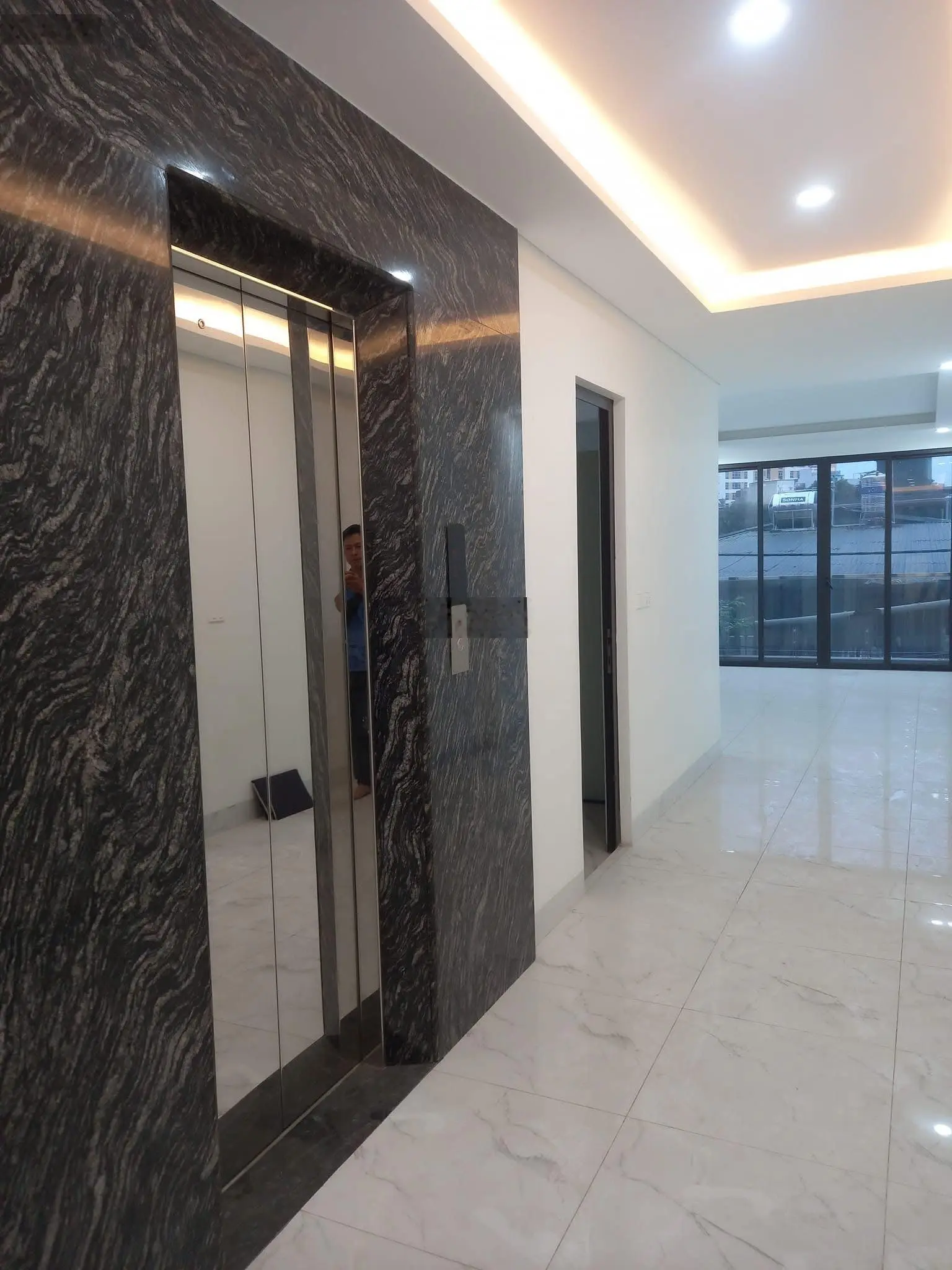 Chuẩn 200%! Mặt phố Lạc Long Quân 55m2, 7T thang máy - kinh doanh bất chấp, vỉa hè đá bóng, sổ đẹp