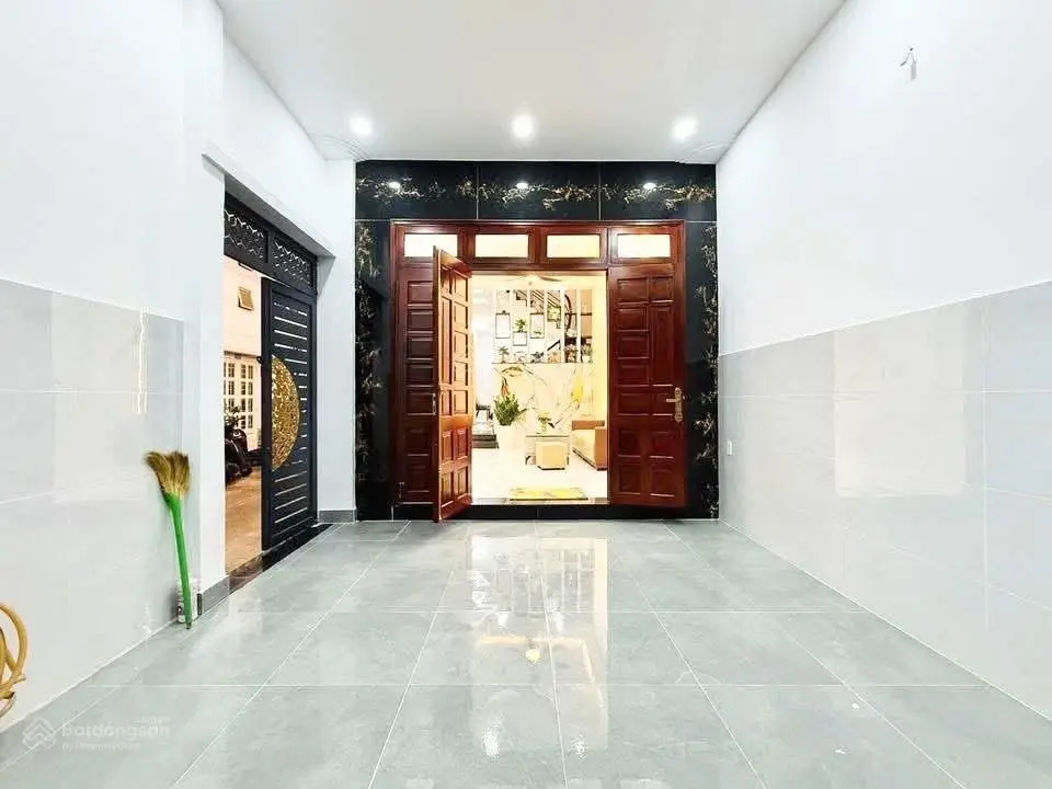 Nhà căn góc 2 mặt hẻm xe hơi với 6 phòng ngủ siêu đẹp, 3 lầu, gần emart