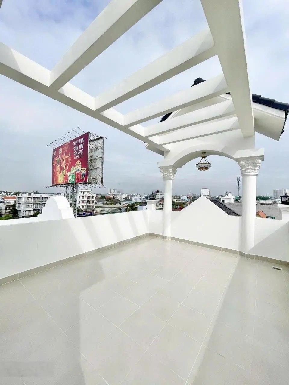 Ngộp! Bán gấp siêu phẩm nhà 109m2 x 5 tầng, QL13 Ngay Vạn Phúc City 9.9 tỷ