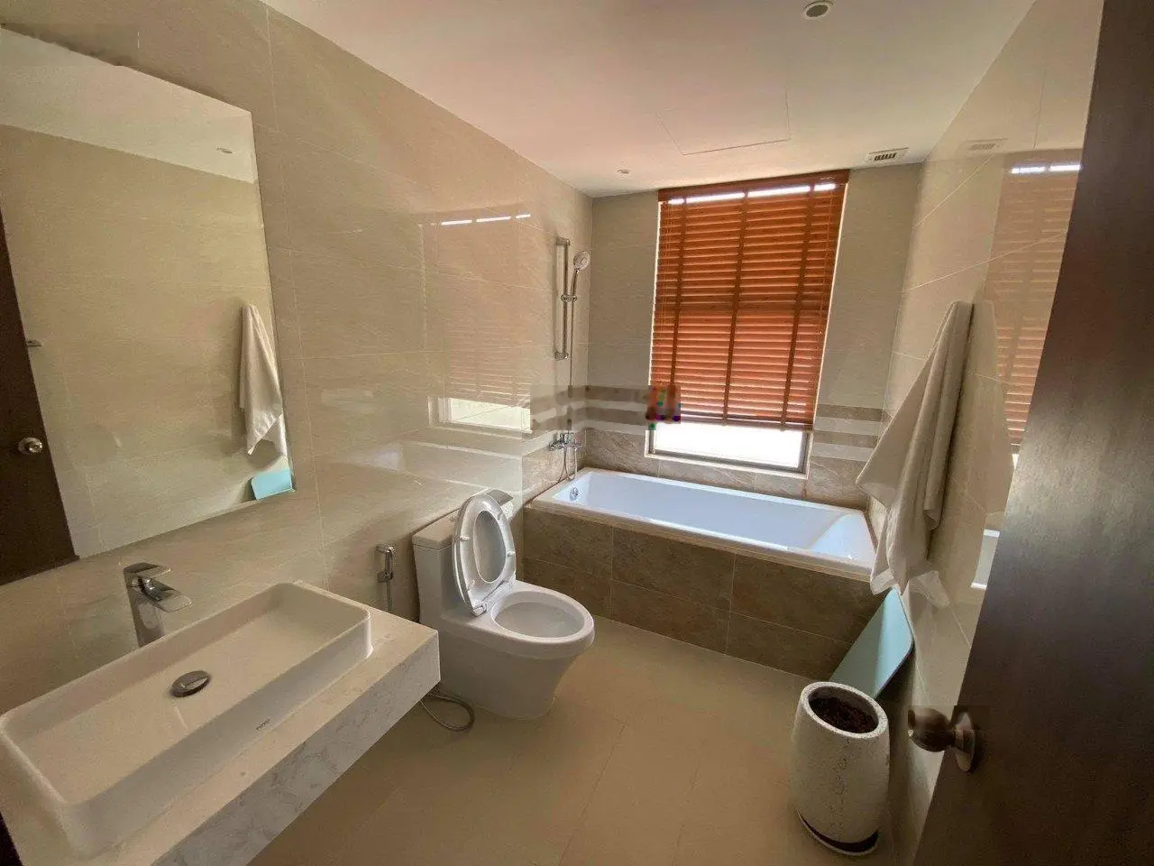 Bán căn hộ 179 (m2) đẹp nhất Saigon Royal tầm nhìn bao trọn quận 1 và Thủ Thiêm. LH: 0909 024 ***