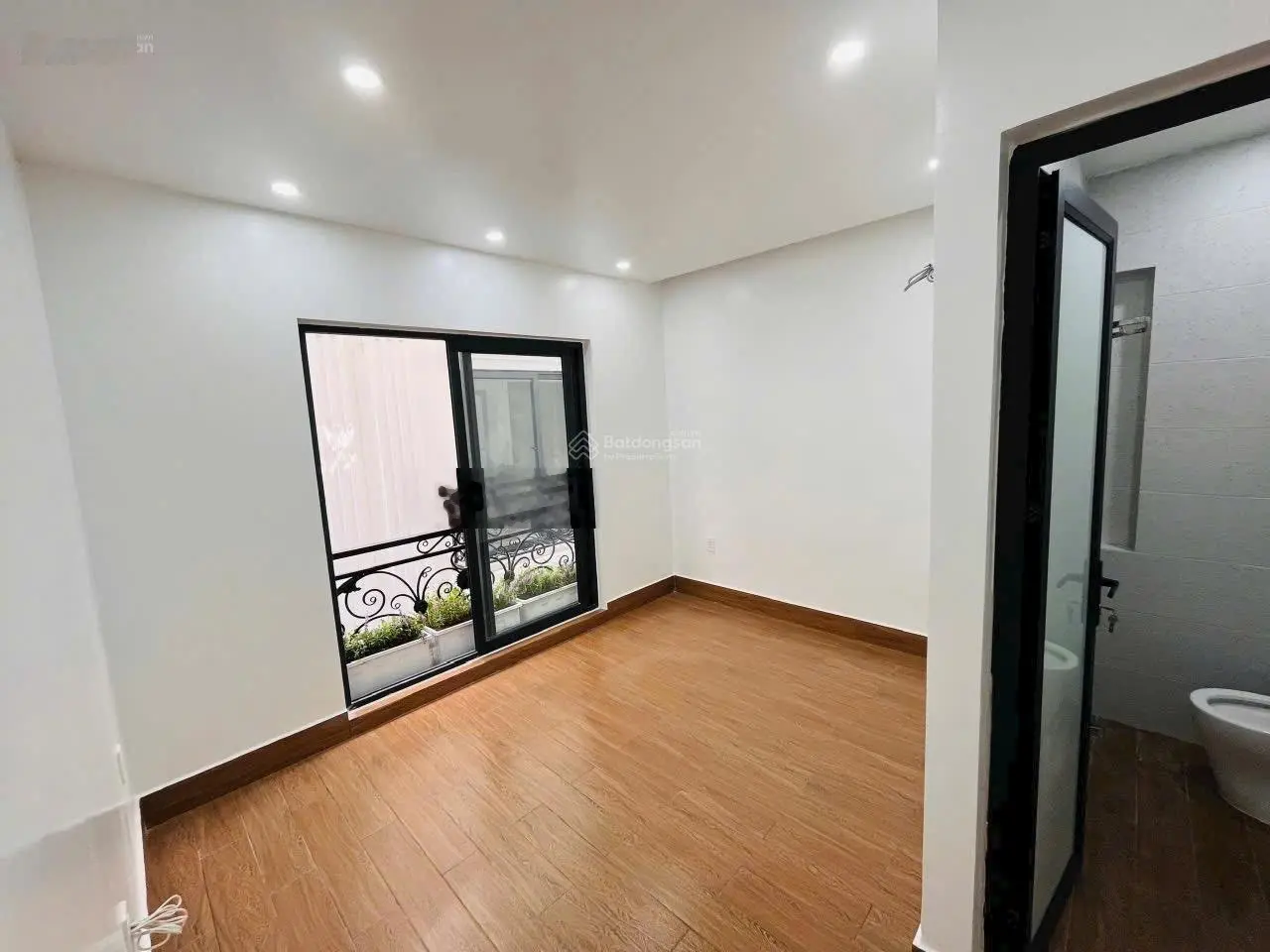 Bán nhà riêng ngõ Văn Cao ô tô đỗ cửa 41m2 * 4 tầng hướng Đông Nam mới tinh