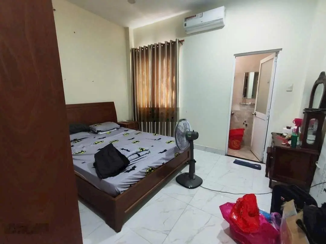 Kẹt tiền bán nhanh căn nhà 3 lầu 5 phòng ngủ 5WC KDC Trường Lưu, đường thông 9m, gần vành đai 3