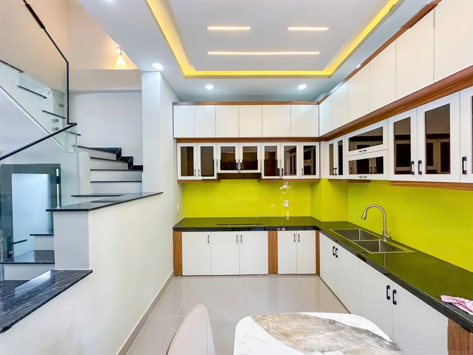 Bán nhà sổ riêng 60m2 hoàn công 3 tầng đầy đủ nói thất gần quận 7 chỉ 300m