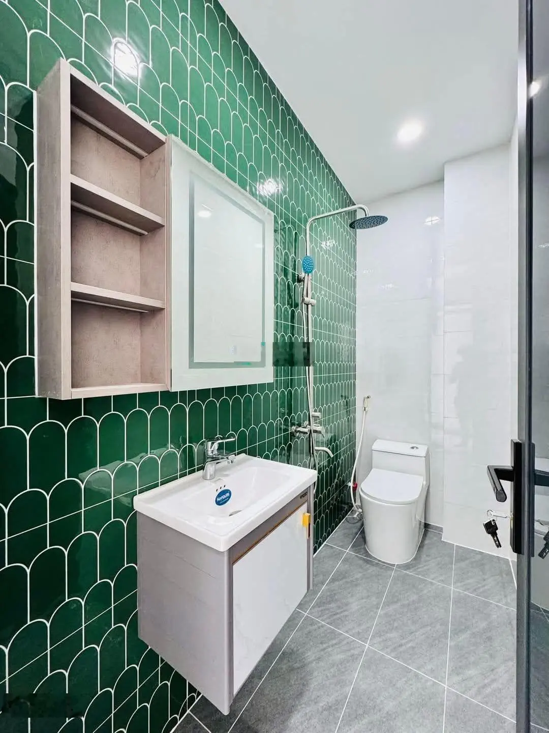 Chủ gửi bán nhanh căn nhà HXH ở Hoàng Diệu Quận 4, dt 65,6m2 giá 3 tỷ 670tr, hđ thuê 24tr/th, SHR