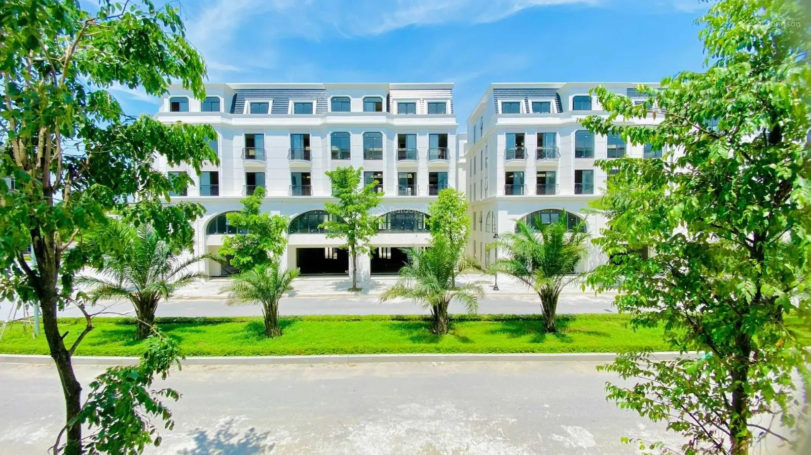 Bán nhanh căn liền kề 31, căn xẻ khe giá 24 tỷ có thương lượng.
