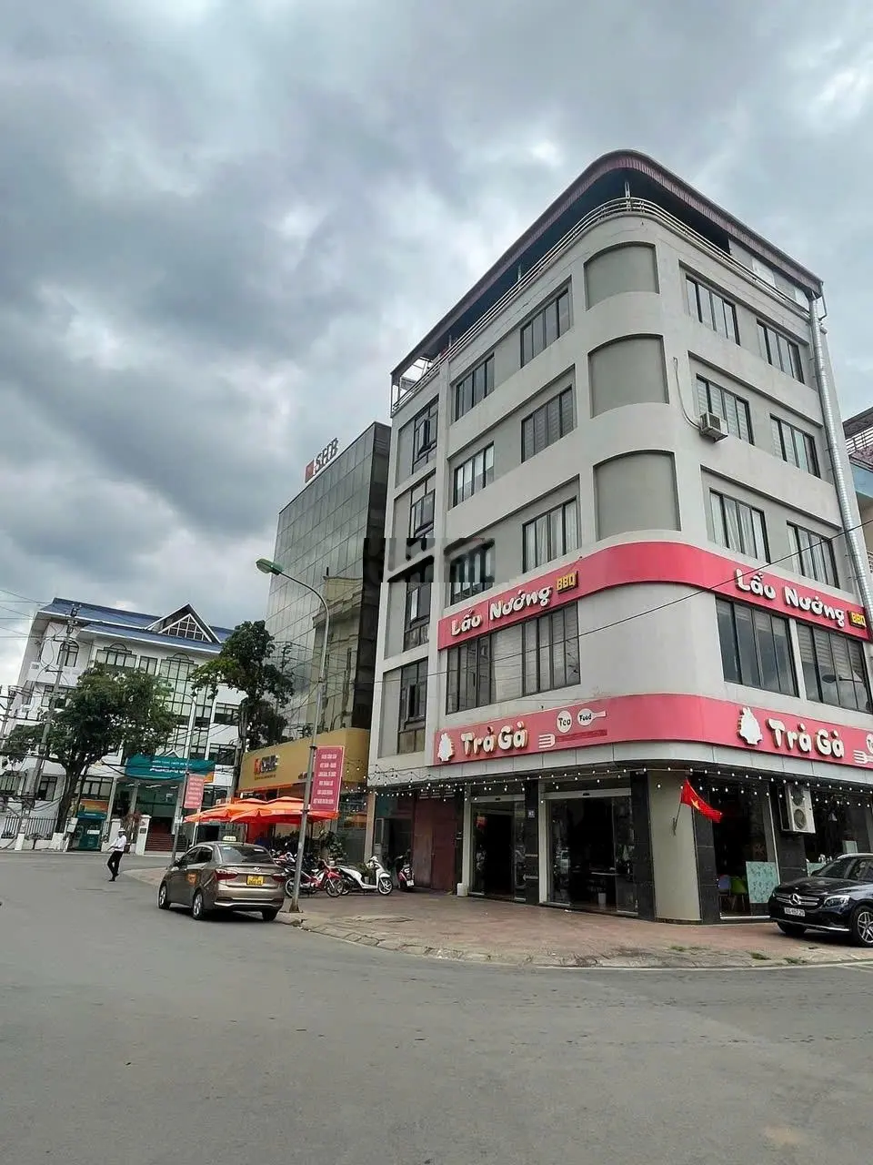 Cần bán nhà 6 tầng, TT Thành phố Sơn La lô góc 2 mặt tiền. Diện tích: 194,5m2, giá: 1x tỷ TL