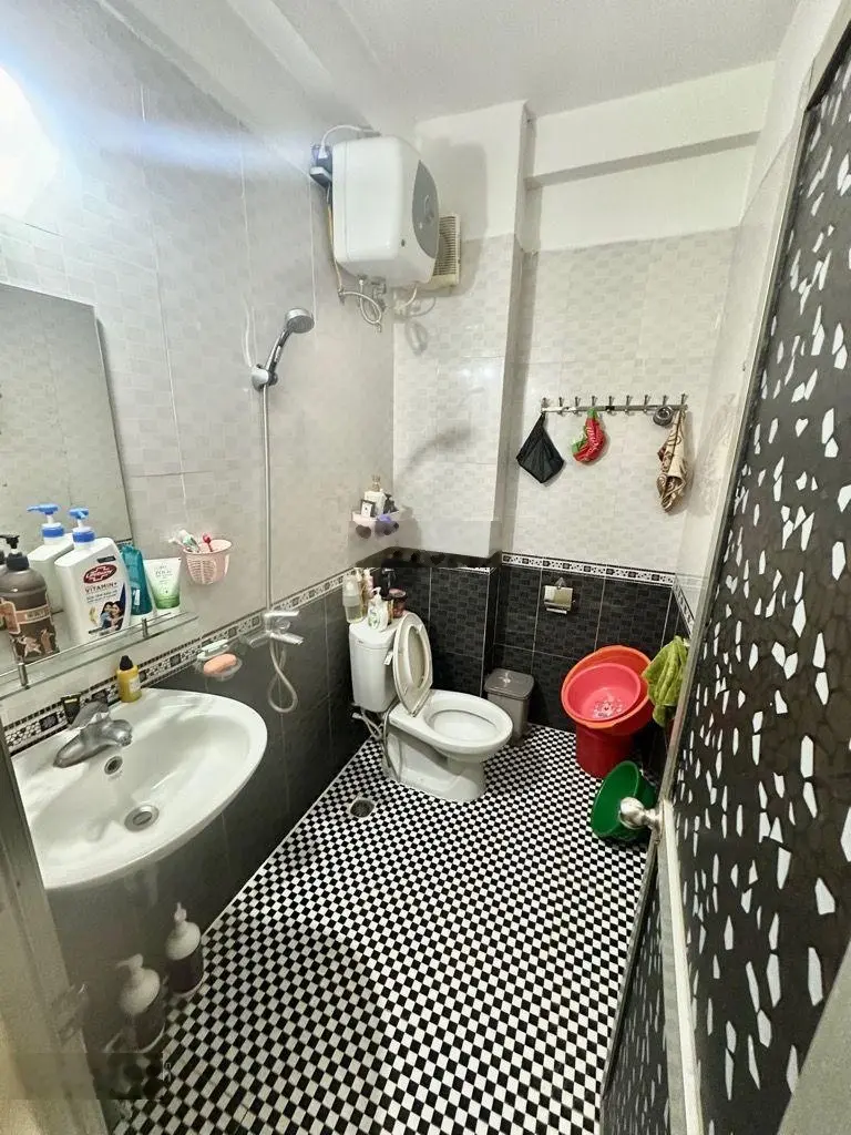 Nhà dân xây 5T x 36 m2, sát ô tô tránh, trước nhà rộng đẹp, phố Hồng Mai, Bạch Mai, chỉ 5 tỷ