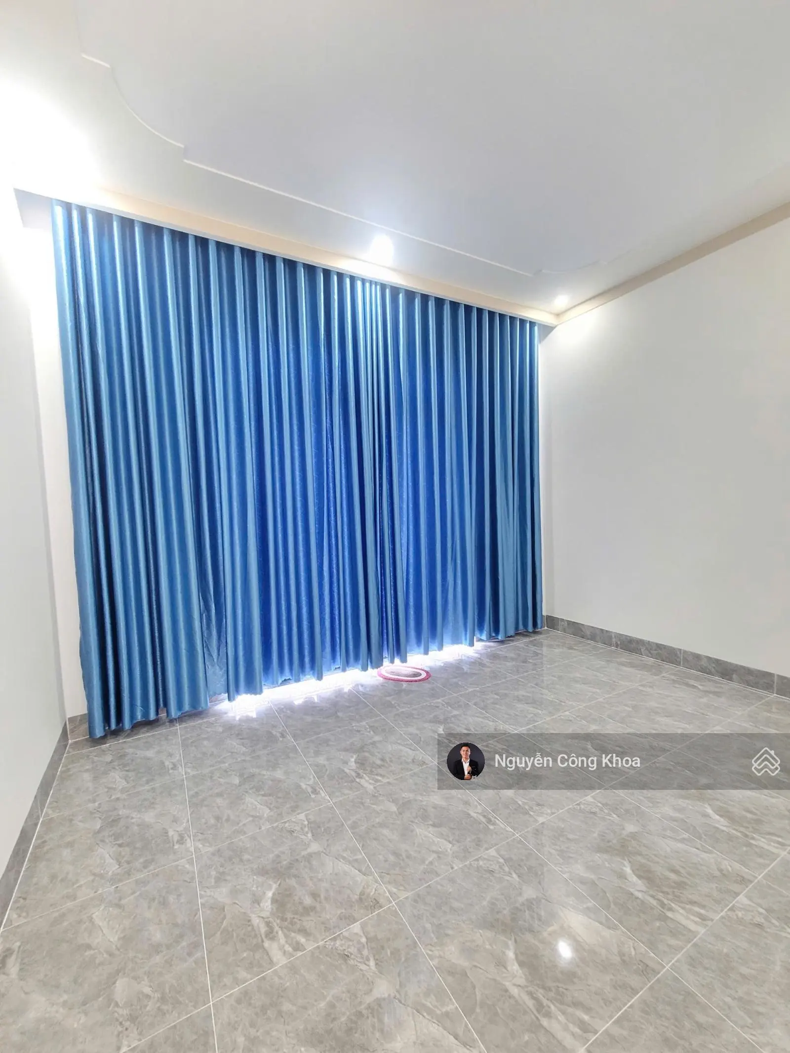 Bán nhà đúc 3 tấm tân cổ điển, sân ô tô, 3 phòng ngủ, 4WC, KDC gần TTYT P. Tân Đông Hiệp, Dĩ An