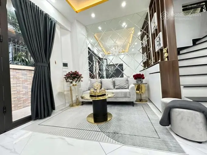 Hạ giá rồi! Bán nhà Dịch Vọng Cầu Giấy, 45m2*5T, gần ô tô, gần phố, gần công viên. Chào 7,3 tỷ