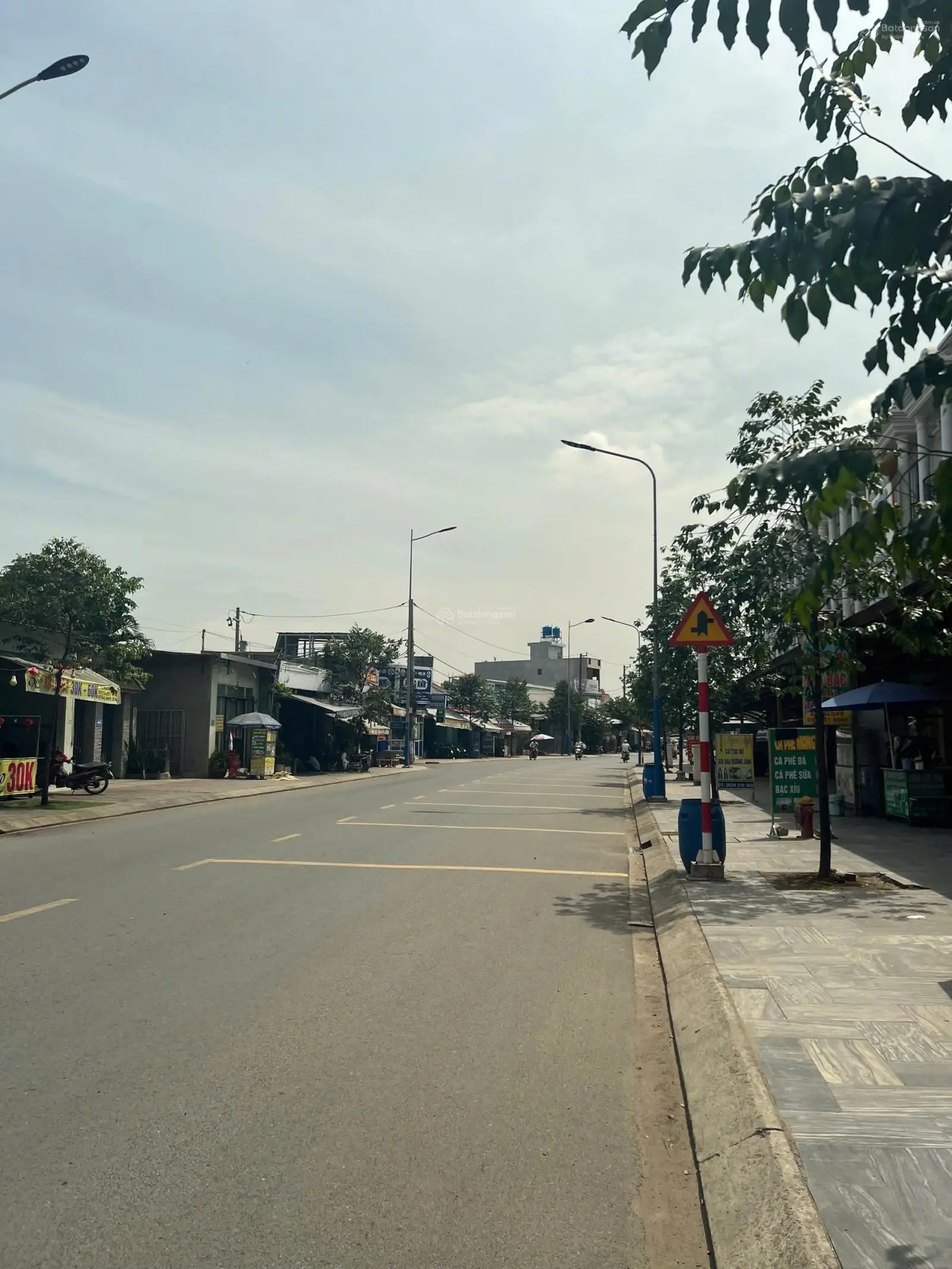 Bán gấp nhà phố siêu đẹp đường trước nhà gần 30m ngay gần vincom; 0933352944