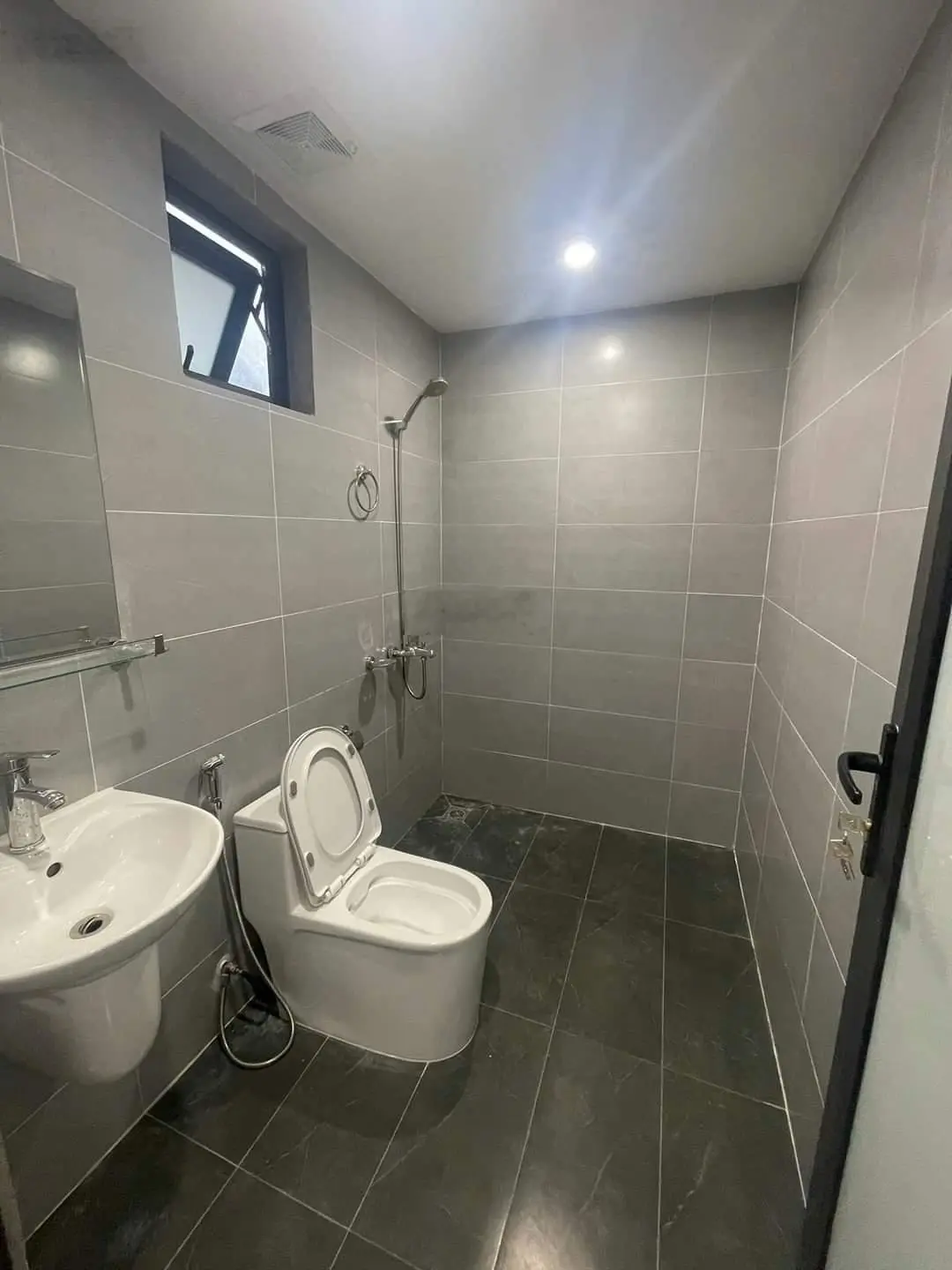 BÁN NHÀ TÔN ĐỨC THẮNG - ĐỐNG ĐA - GẦN PHỐ - NHÀ MỚI - FULL NỘI THẤT- 33M - 4T - MT4,5M - 5 TỶ NHỈNH