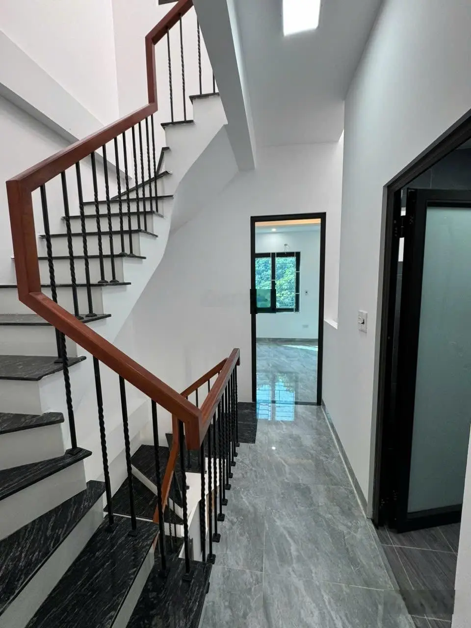 Nhận nhà mới đón tết 2025 - Phượng Đồng Phụng Châu. Nhà xây 3 tầng 39m2 ô tô đỗ sát - sẵn sổ đỏ
