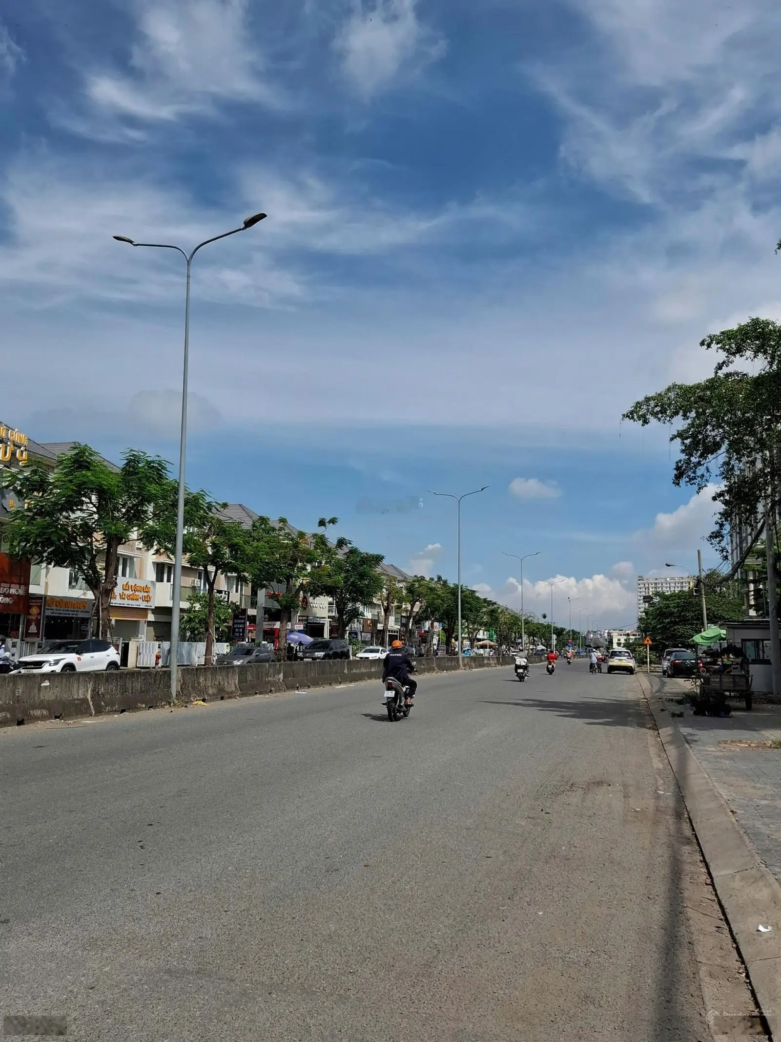 Bán nhà mặt tiền đường Liên Phường, Quận 9, giá 25 tỷ