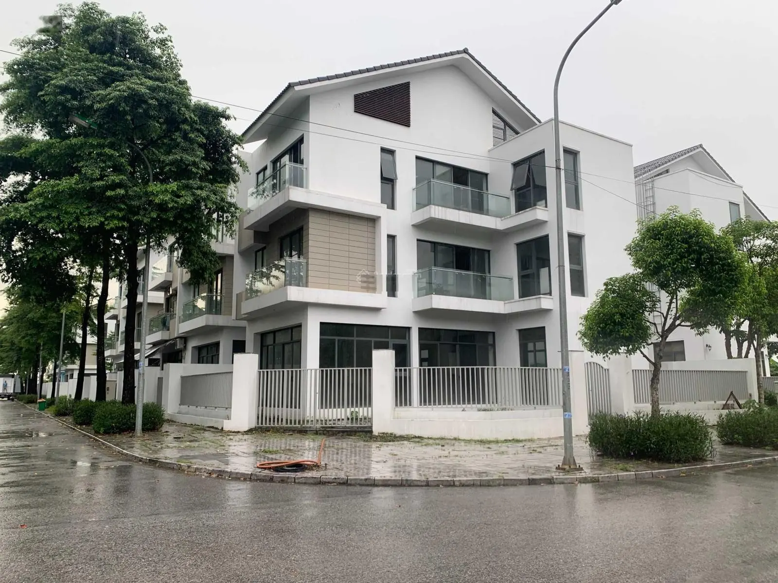 Gia đình cần bán ngay căn biệt thự 172m2 hai mặt công viên hướng mát giá rẻ. LH: 0941 613 ***